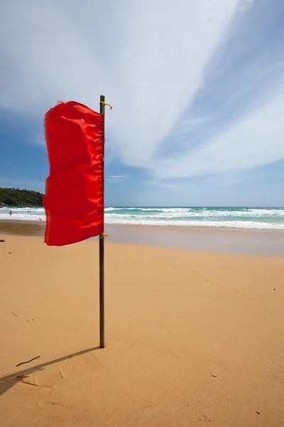 Czerwony flag ostrzegawczych na plaży. — Zdjęcie stockowe