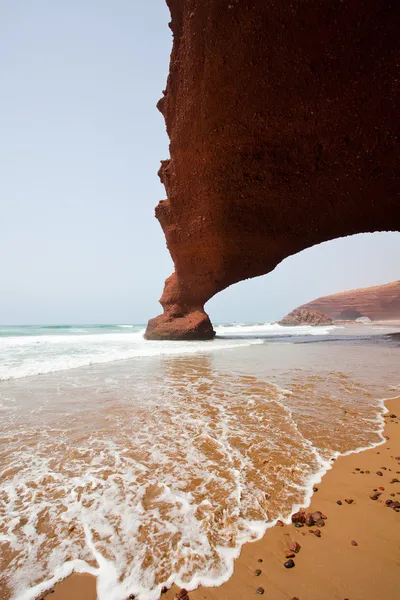 Bogen Felsformation am Strand. Marokko. — Stockfoto