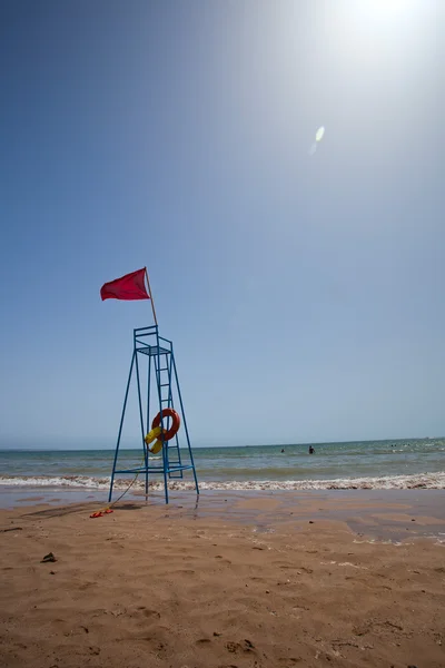 Czerwony flag ostrzegawczych na plaży. — Zdjęcie stockowe