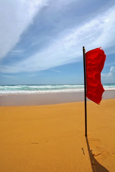 Drapeau rouge d'avertissement à la plage . — Photo