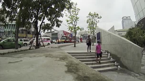 Mensen gaan naar beneden de trap fontein — Stockvideo