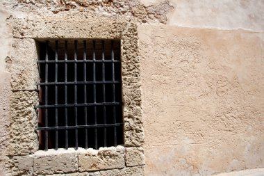 berrak taşlar duvar metal ızgaraları ile eski pencere