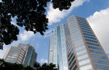 yuvarlak mavi gökyüzü arka plan üzerine bina modern