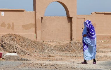 burqa kalıntıları arasında kadın