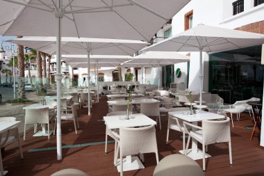 restoranın terasında