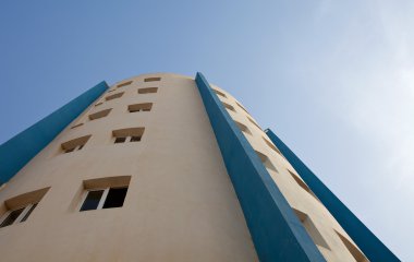 Mavi gökyüzü arka plan - modern binasında sabah büyük şehirde