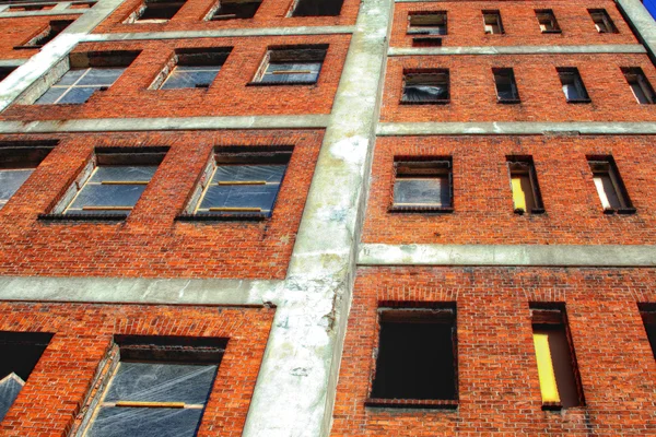 Fenster in verfallener Fabrik werden im Dachgeschoss umgebaut — Stockfoto