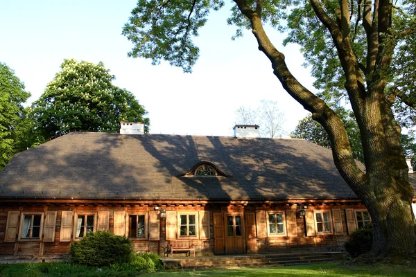 Старый деревянный дом — стоковое фото