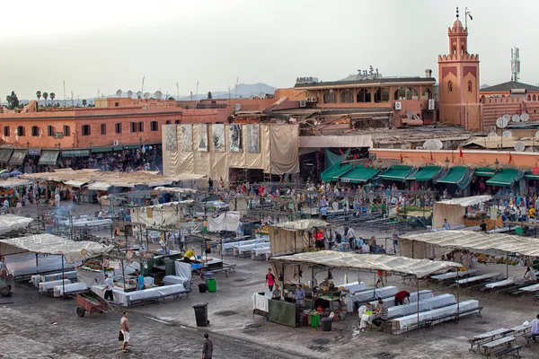 Market in the famous public square, in Marrakech, Morocco on Dec. 24, 2012. — Stock Photo, Image