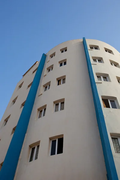 Modernes Gebäude auf blauem Himmelshintergrund - Morgen in der Großstadt — Stockfoto