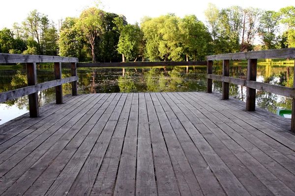 Uma pequena ponte no lago — Fotografia de Stock