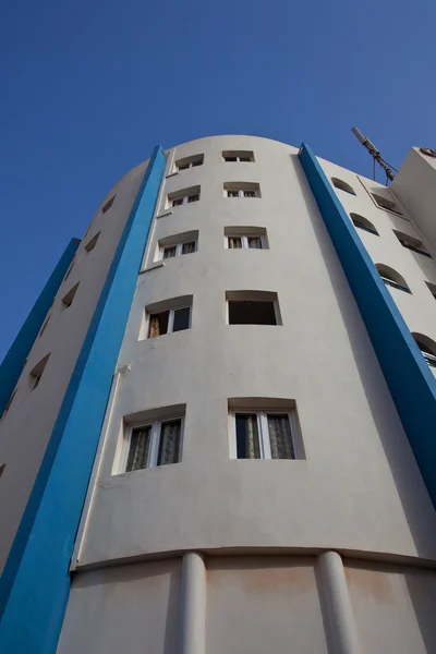 Edifício moderno em fundo de céu azul - manhã em cidade grande — Fotografia de Stock