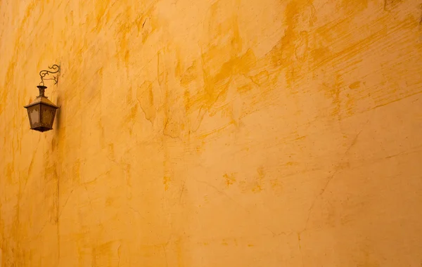 Lâmpada antiga na parede — Fotografia de Stock