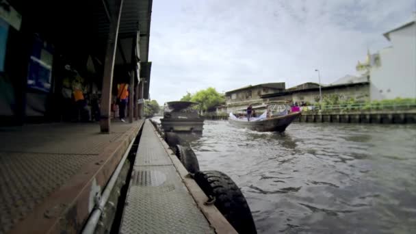 Boot drijft op het kanaal — Stockvideo