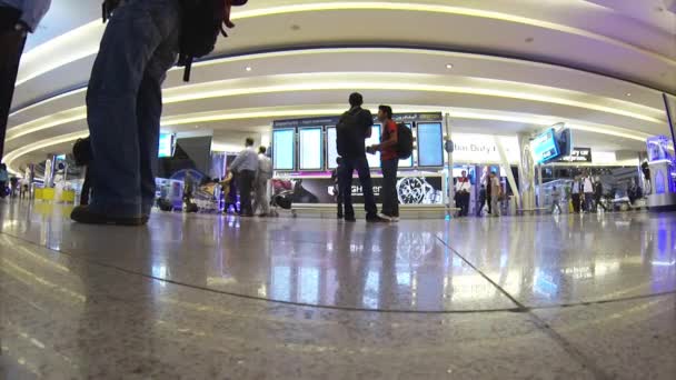 Personer med väskor i flygplatsen — Stockvideo