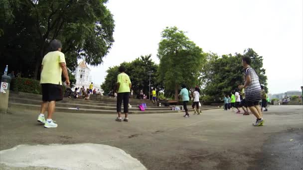 Gente haciendo ejercicios en la plaza — Vídeo de stock