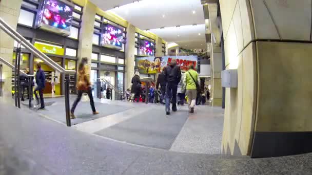 Folk går i ett köpcentrum — Stockvideo