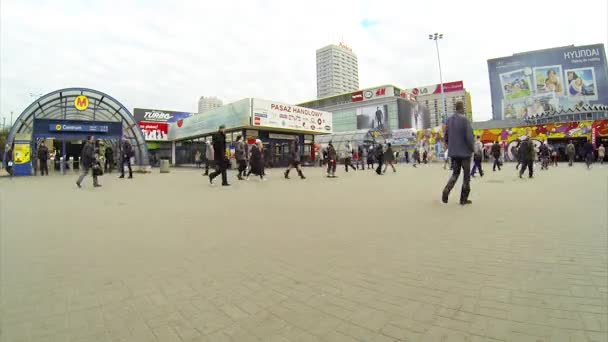 Люди прогуливаются по площади у входа в метро — стоковое видео