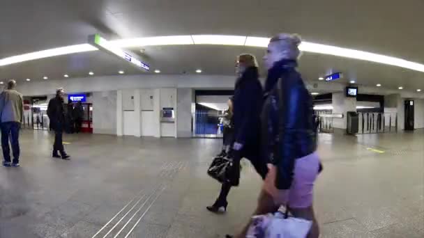 People with bags walking in the airport — Stock Video