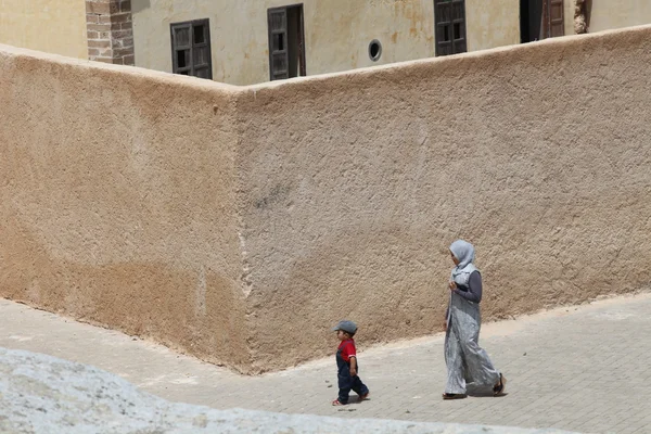 모로코에서 아들과 함께 아라비 안 여자 — 스톡 사진