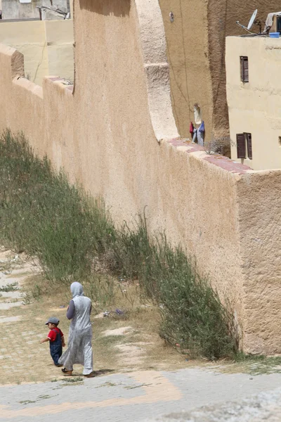 Arabská žena se synem v Maroku — Stock fotografie