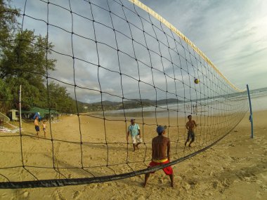 Kumsalda Voleybol oynayan genç arkadaş grubu