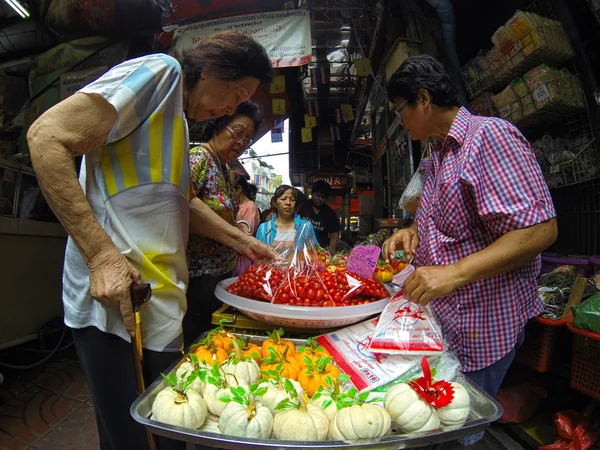 Comércio de pessoas no mercado de rua em Bangkok — Fotografia de Stock