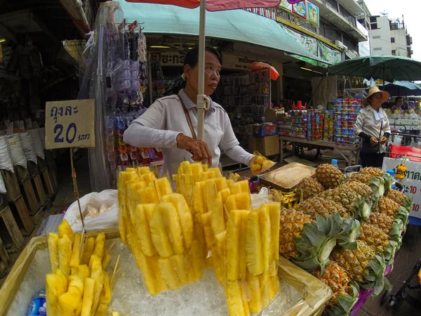 Comércio de pessoas no mercado de rua em Bangkok — Fotografia de Stock