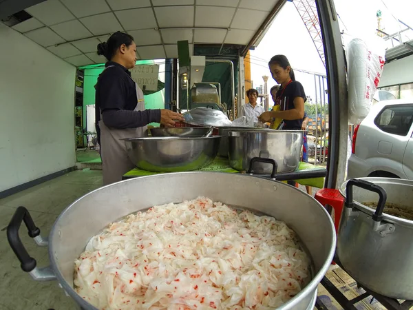 Mensen op straat eten markt — Stockfoto