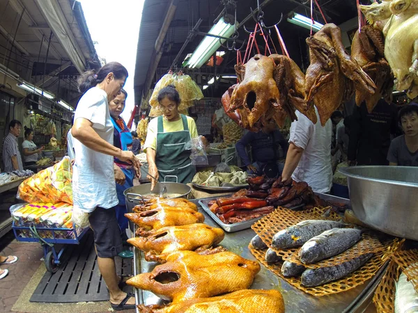 Mensen handel op de straatmarkt in bangkok — Stockfoto