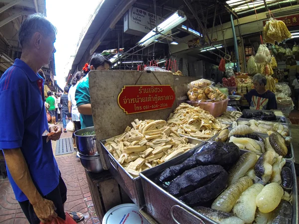 Comércio de pessoas no mercado de rua em Bangkok — Fotografia de Stock