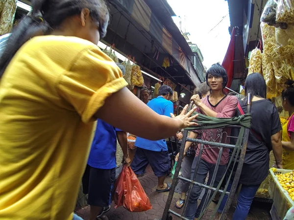 Comércio de pessoas no mercado de rua em Bangkok — Fotografia de Stock