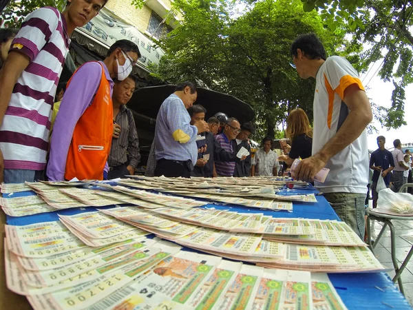 La gente compra billetes de lotería — Foto de Stock