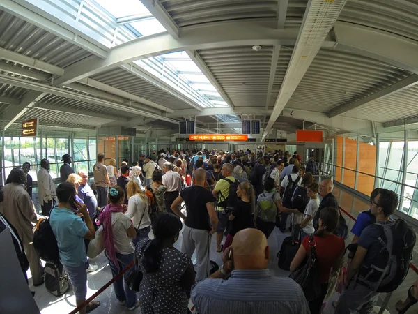 As pessoas estão na fila para os bilhetes — Fotografia de Stock