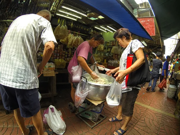 Menschen handeln auf dem Wochenmarkt in Bangkok — Stockfoto