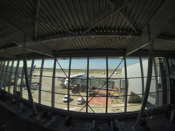 停驶的飞机在机场门口窗户. — 图库照片