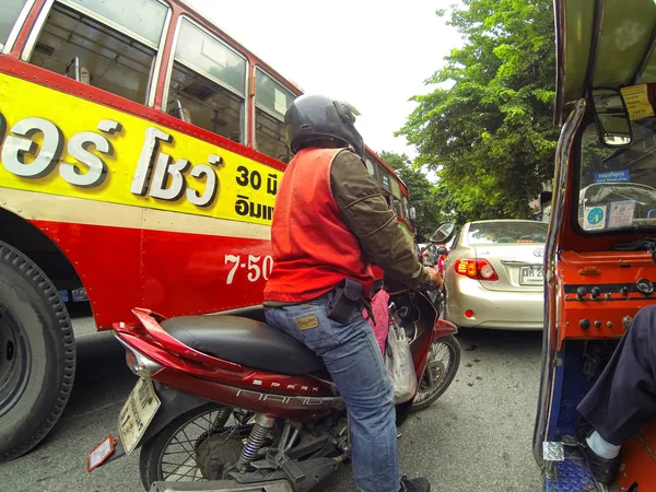 Conductor de ciclomotor de pie en un atasco de tráfico en la carretera — Foto de Stock