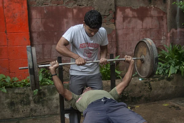 Culturista joven de la India — Foto de Stock