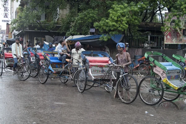 Tuk tuks na ulici v Indii — Stock fotografie
