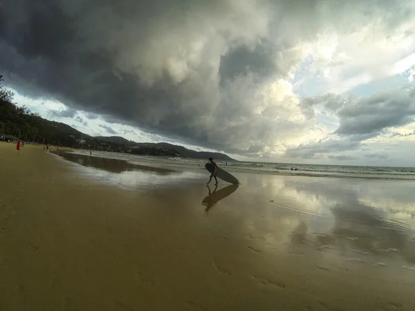 Silhueta de um homem com prancha de surf — Fotografia de Stock