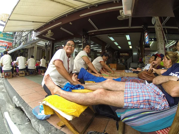 Femmes faisant massage des pieds dans la rue — Photo