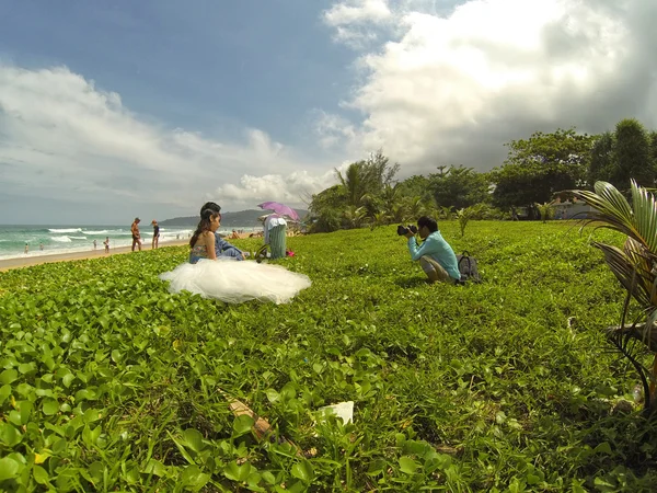 Novia y novio son fotografiados en el océano — Foto de Stock