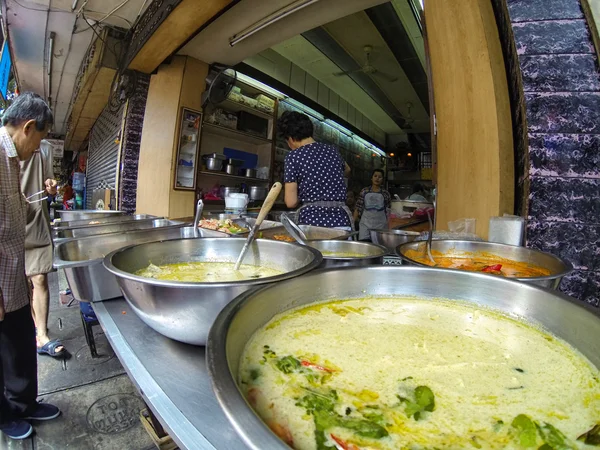 Comércio de pessoas no mercado de rua em Bangkok — Fotografia de Stock