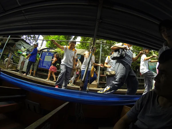 La gente nada en el barco — Foto de Stock