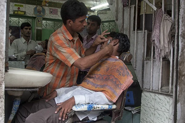 Bir Kuaför salon erkeklerde tıraş — Stok fotoğraf