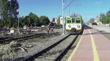 Yavaşça geçen tren