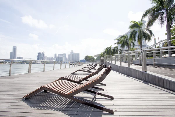 Sun loungers in Marina Bay — Stock Photo, Image