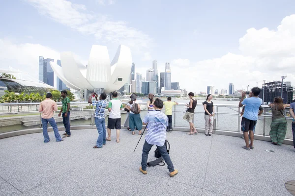 People walking on Helix Bridge — Stock Photo, Image