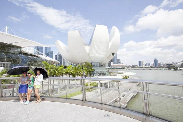 People walking on Helix Bridge — Stock Photo, Image