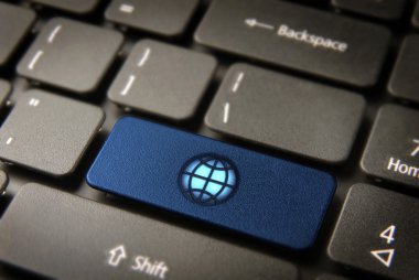 Internet klavye tuşu ile dünya simgesi, küresel iş arka mavi
